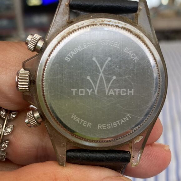 Vintage TW watch. Mother of pearl face with 9 diamonds accent. Needs batteries - Picture 4 of 8